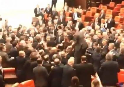 شاهد .. شجار في البرلمان التركي بين أنصار أردوغان والمعارضة