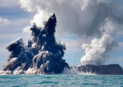 تونغا تصدر تحذيرا من تسونامي بعد ثورة بركان تحت البحر (فيديو)