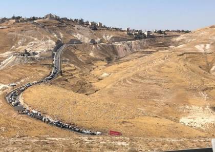 بيت لحم: إعادة فتح طريق “وادي النار” بعد إزاحة شاحنة أغلقته