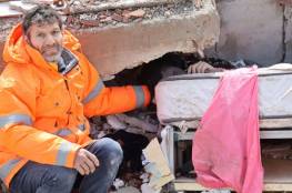  تركيا: ماتت ابنته تحت أنقاض الزلزال.. فأبى أن يترك يدها (صور)