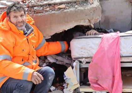  تركيا: ماتت ابنته تحت أنقاض الزلزال.. فأبى أن يترك يدها (صور)
