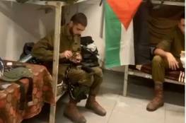 شاهد: جندي إسرائيلي يعلق علم دولة فلسطين في غرفته