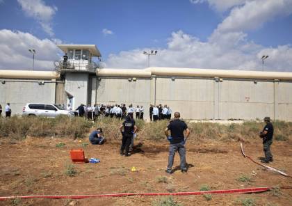 واي نت: قائد سجن جلبوع الإسرائيلي يدلي اليوم بشهادته بشأن عملية "نفق الحرية"