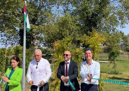رفع علم فلسطين فوق سارية في الحديقة الدولية بمدينة بزارشيك البلغارية