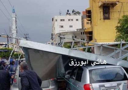 صور : سقوط لوحة إعلانات ضخمة بمفترق السرايا وسط غزة وتضرر عدد من السيارات