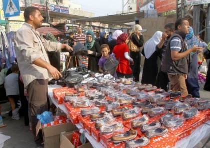 أصحاب البسطات الشعبية بغزة يتظاهرون مطالبين بإعادة فتح الأسواق الشعبية