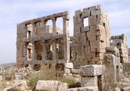 السياحة : قلعة دير سمعان الأثرية يتهددها الاستيطان والتنقيب عن الآثار معاً