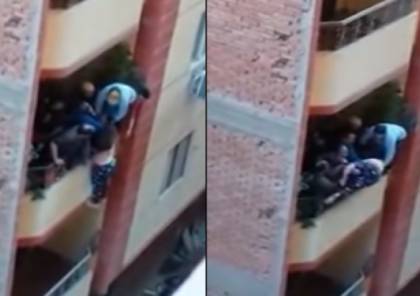 فيديو.. مصري يلقي زوجته من البلكونة بعد شهر على الزواج: "زهقت منها"