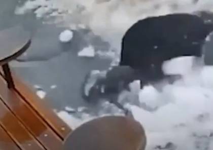 قطعة جليد تسقط على رأس امرأة (فيديو)