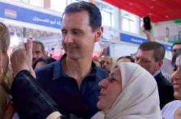 فيديو وصور: الأسد يتجول منفردا في مهرجان للتسوق "دون حراسة"