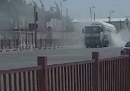 اشتعال النيران بشاحنة وقود على طريق صلاح الدين وسط قطاع غزة