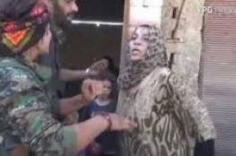 فيديو .. مزقت ثيابها أمام الكاميرا احتفالا باندحار داعش من الرقة