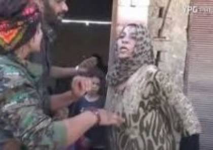 فيديو .. مزقت ثيابها أمام الكاميرا احتفالا باندحار داعش من الرقة