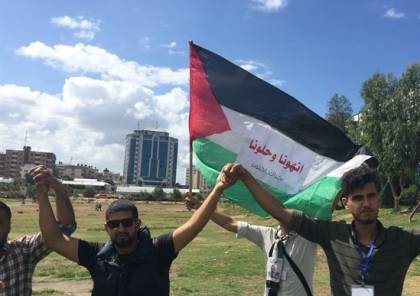 صور.. غزة : شباب "حراك اكتوبر " للمتحاورين في القاهرة: "انهونا و حلونا"