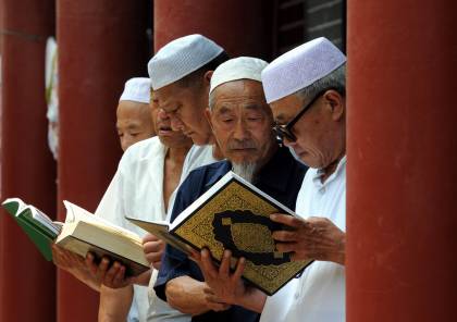  هكذا عاقبت السلطات الصينية المسلمين الصائمين في شهر رمضان!!