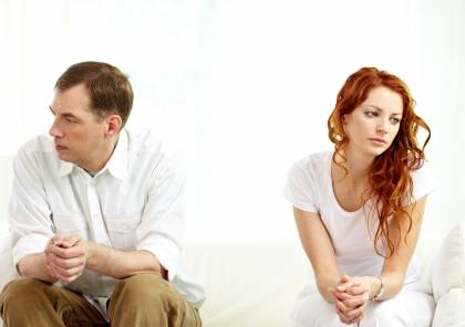 كيف ينظر الرجل إلى احتفاظ زوجته باسم عائلتها بعد الزواج؟