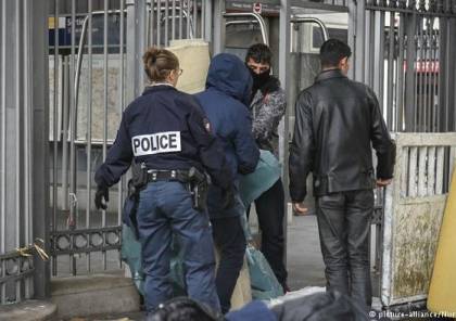 فرنسا تطرد أسرة بوسنية مسلمة بسبب “ضربهم لابنتهم”