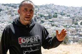 الاحتلال يقرر ابعاد فلسطينيا صوّر اعتداء جنود  الاحتلال على ناشطين إسرائيليين