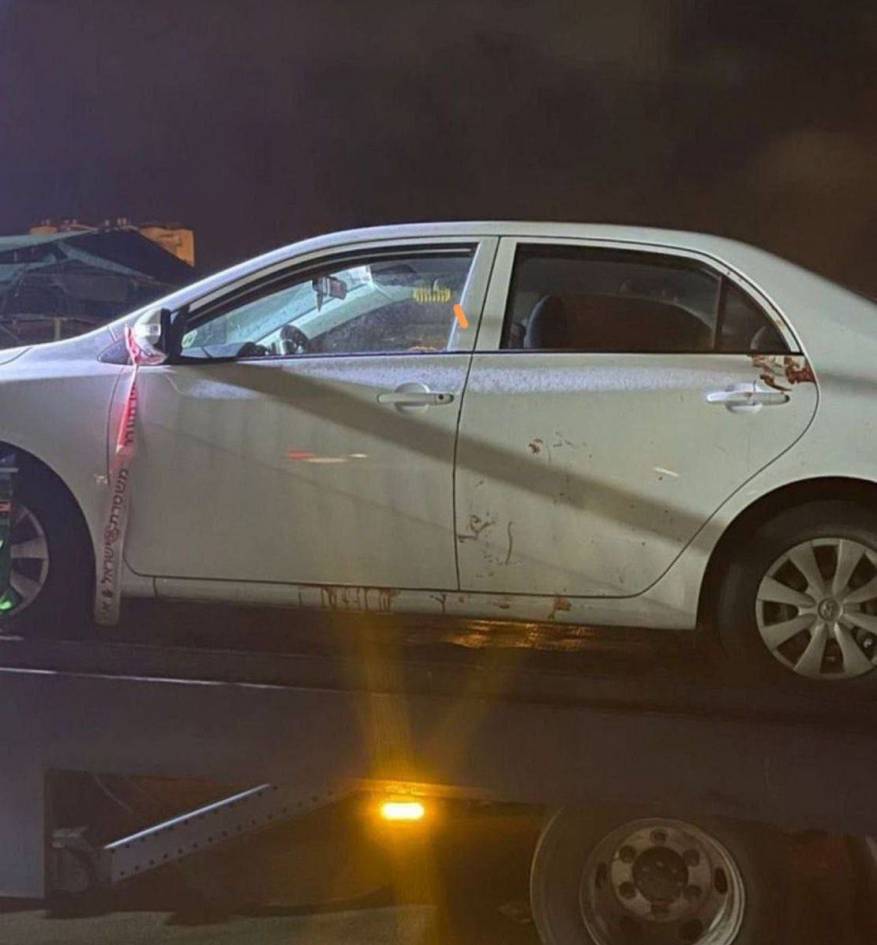 صورة السيارة التي وصلا بها المنفذان وتم قتل السائق بها وفق الاعلام العبري