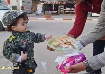 صور: غزيون يوزعون الحلوى ابتهاجًا بعملية النقب البطولية