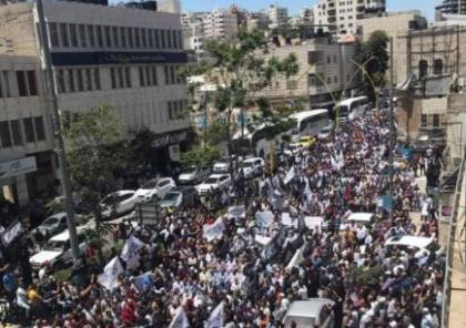 مسيرات حاشدة في رام الله والخليل تنديدًا بمقتل الناشط نزار بنات