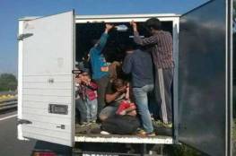 العثور على 31 مهاجرا كانوا مختبئين داخل شاحنة تبريد
