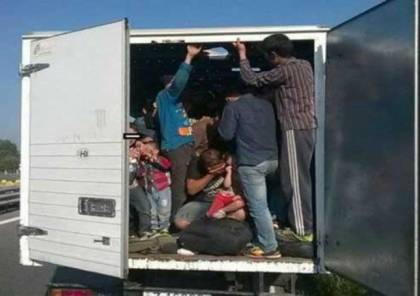 العثور على 31 مهاجرا كانوا مختبئين داخل شاحنة تبريد