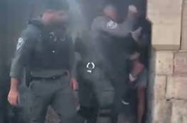 شاهد: الاحتلال يعتدي على شاب ويعتقله قرب باب العمود بالقدس المحتلة