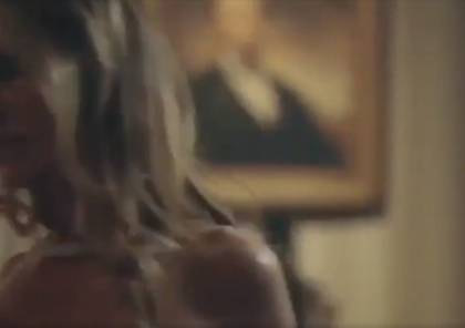 مغن أمريكي ينشر فيديو لـ"ميلانيا ترامب" ترقص عارية في البيت الأبيض 