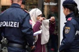 شرطي يُجبر شابة مسلمة على خلع نقابها في الشارع!