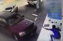 فيديو: سيارة تقتل عامل سئ الحظ بطريقة بشعة