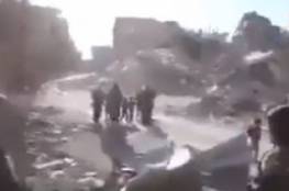 مشاهد مبكية: أول فيديو للمدنيين بعد خروج داعش من الرقة وهم يركضون بشوارعها المدمرة