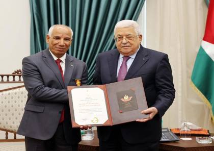 الرئيس عباس يقلّد المناضل الوطني محمد عياش ميدالية الإنجاز