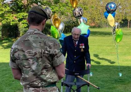 جندي بريطاني (99 عاما) يجمع 18 مليون استرليني للعاملين الصحيين