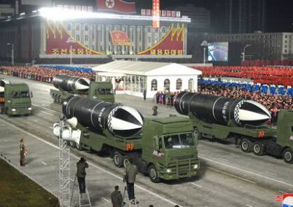 كوريا الشمالية تعرض صاروخا يطلق من الغواصات