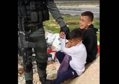 بكاء وتوسلات.. فيديو مؤثر لطفلين يحتجزهما جنود الاحتلال في القدس 