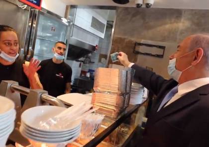 نتنياهو يبدأ حملته الانتخابية بـ"دفع ثمن رغيف شاورما"