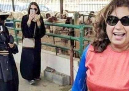بالفيديو.. القنصل الأمريكية في السعودية تشتري خروف العيد
