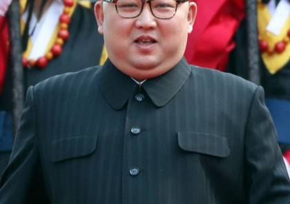 فيديو: رد فعل زعيم كوريا الشمالية عند ملاحظة اختلاف لون سلسلتين أثناء حفل رسمي 