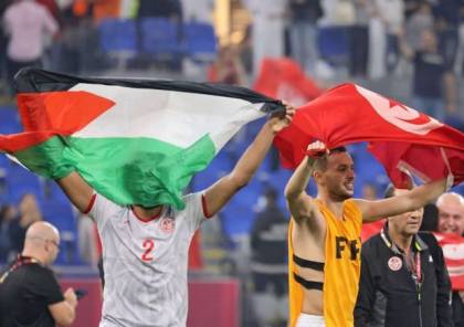 لاعبو المنتخب التونسي يرفعون العلم الفلسطيني احتفالا بتأهلهم لنهائي كأس العرب- (صور)