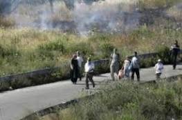 مستوطنون يغلقون طريق جنين نابلس ويهاجمون المركبات