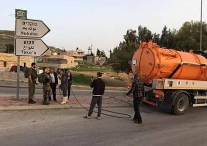 قوات الاحتلال تحاول إعاقة عملية تعقيم في قرية بيت تعمر