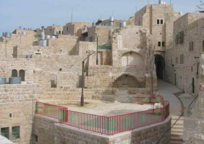 قناة إسرائيلية: غانتس سيوافق على تجديد البناء الاستيطاني في الحرم الإبراهيمي