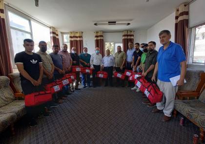 توزيع 50 حقيبة طبية على أندية غزة (صور)