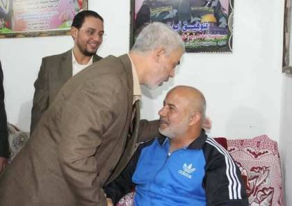 شاهد: رئيس حركة حماس بـ"غزة " السنوار يزور اللواء أبو نعيم مهنئًا بسلامته 