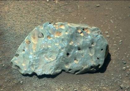 ناسا تعثر على صخرة خضراء "غريبة" على المريخ