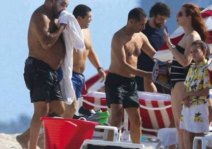 صور: ملك المغرب برفقة زوجته "بلباس البحر " على شاطئ ميامي الأميركية تثير المغاربة
