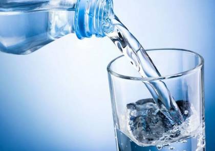 هل من الخطأ شرب الماء أثناء الأكل؟ أسئلة شاملة حول عصب الحياة