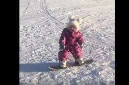 فيديو.. طفلة تبدع فى التزحلق على الجليد