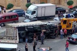 لبنان: انقلاب شاحنة لـ"حزب الله"وظهور مسلحين يطلقون الرصاص بالمنطقة